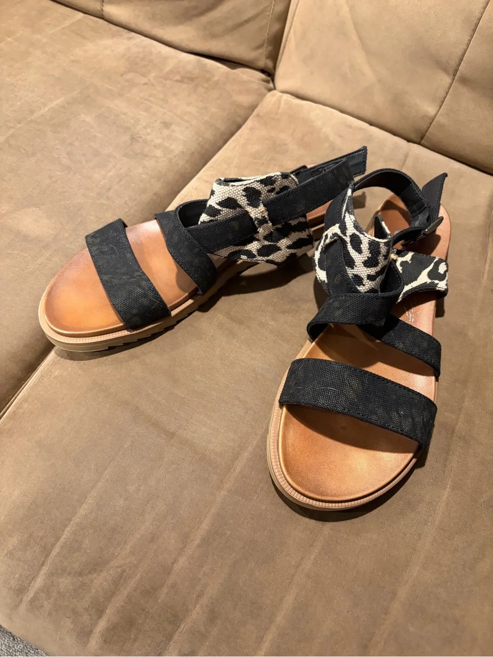 Very G Women’s Black and Tan Leopard Strap Sandals Sz 11
